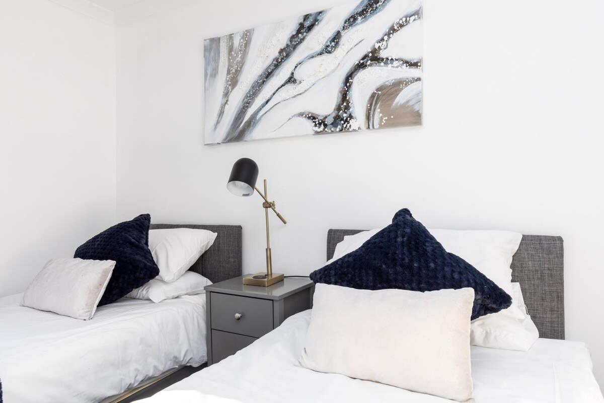 19A The Broadwalk - Cozy 1Br In The Heart Of Crawley Near Gatwick Airport Great For Contractors And Flight Crew Students Villa Exterior photo
