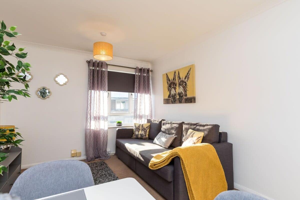 19A The Broadwalk - Cozy 1Br In The Heart Of Crawley Near Gatwick Airport Great For Contractors And Flight Crew Students Villa Exterior photo