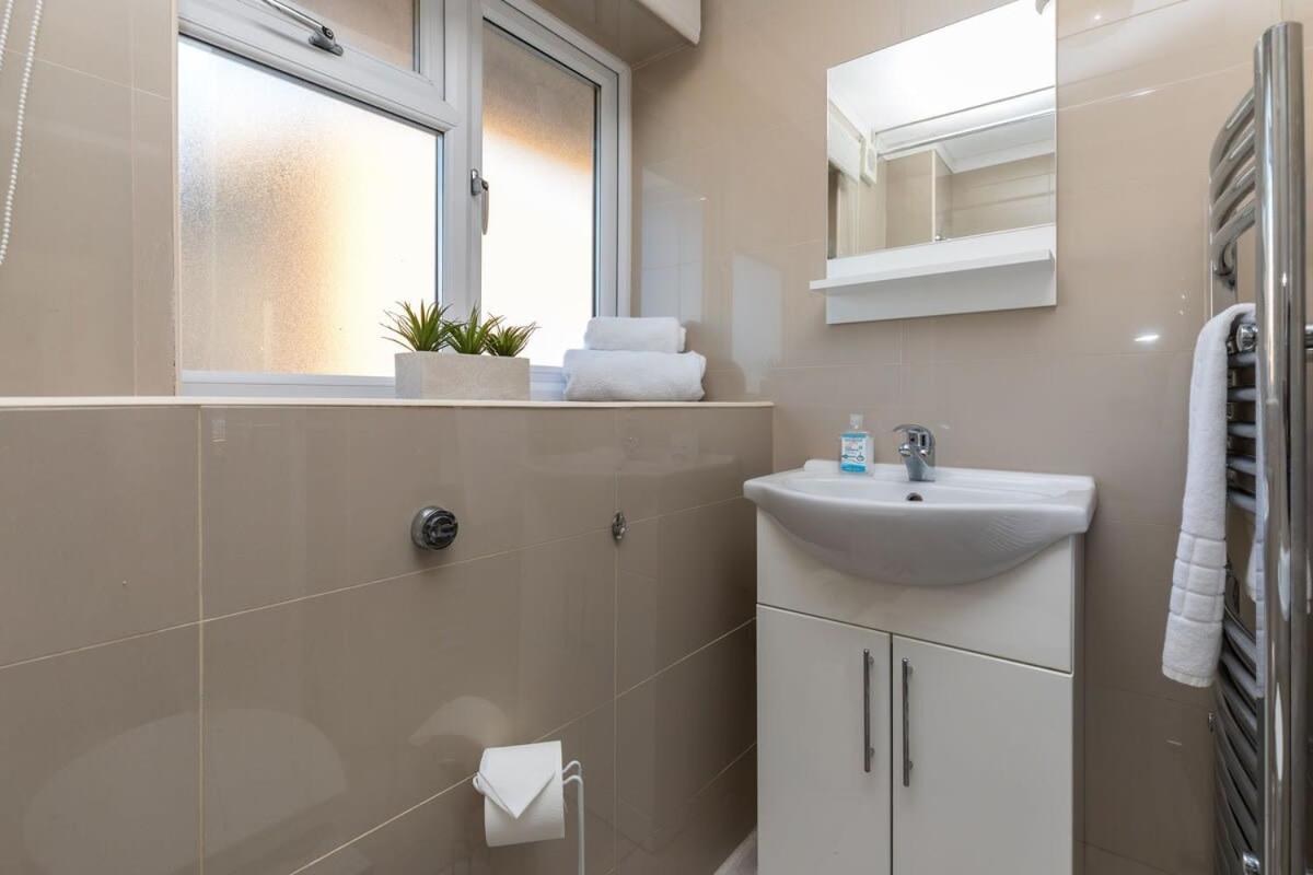 19A The Broadwalk - Cozy 1Br In The Heart Of Crawley Near Gatwick Airport Great For Contractors And Flight Crew Students Villa Exterior photo