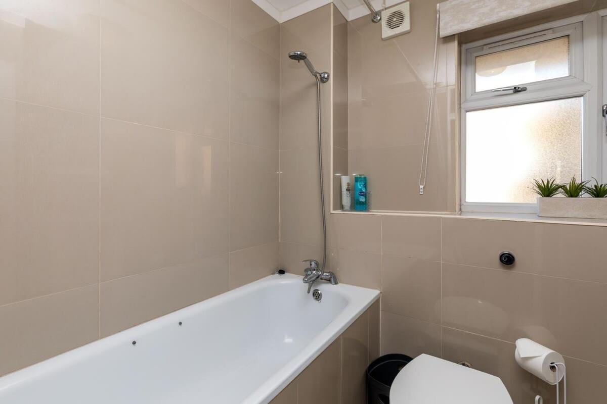 19A The Broadwalk - Cozy 1Br In The Heart Of Crawley Near Gatwick Airport Great For Contractors And Flight Crew Students Villa Exterior photo