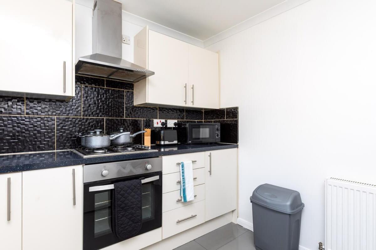 19A The Broadwalk - Cozy 1Br In The Heart Of Crawley Near Gatwick Airport Great For Contractors And Flight Crew Students Villa Exterior photo