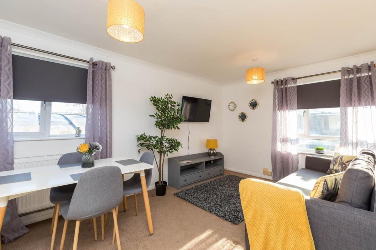 19A The Broadwalk - Cozy 1Br In The Heart Of Crawley Near Gatwick Airport Great For Contractors And Flight Crew Students Villa Exterior photo