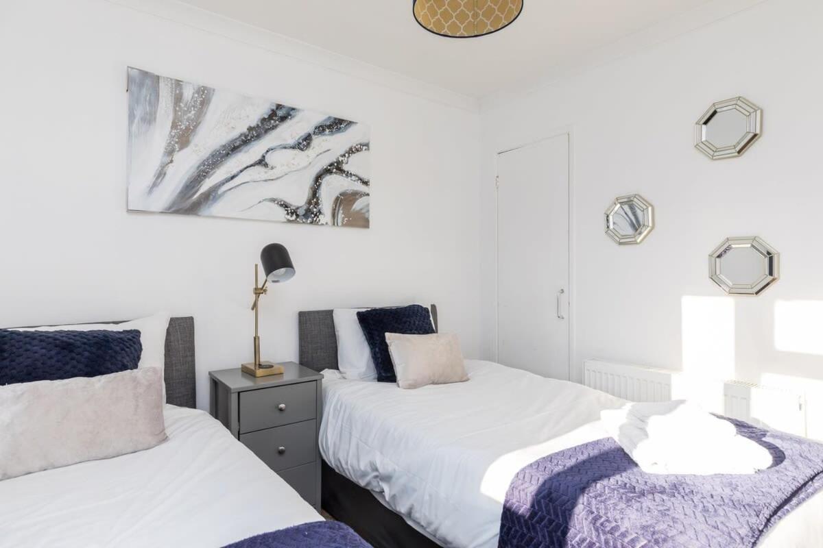 19A The Broadwalk - Cozy 1Br In The Heart Of Crawley Near Gatwick Airport Great For Contractors And Flight Crew Students Villa Exterior photo