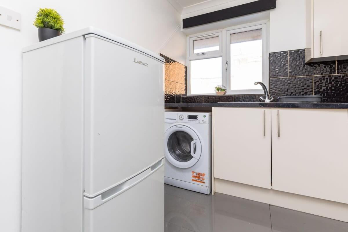 19A The Broadwalk - Cozy 1Br In The Heart Of Crawley Near Gatwick Airport Great For Contractors And Flight Crew Students Villa Exterior photo