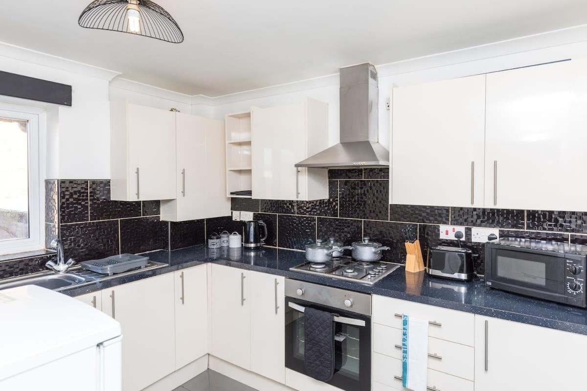 19A The Broadwalk - Cozy 1Br In The Heart Of Crawley Near Gatwick Airport Great For Contractors And Flight Crew Students Villa Exterior photo