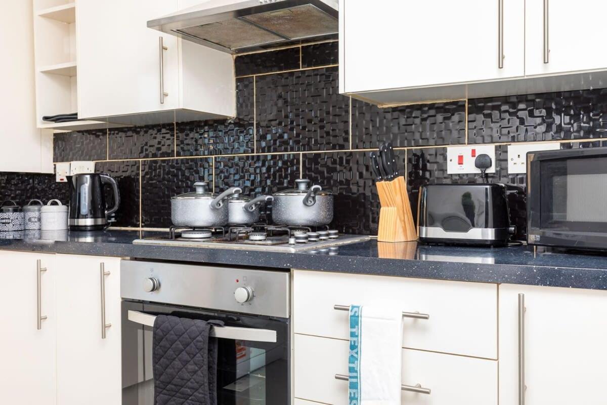 19A The Broadwalk - Cozy 1Br In The Heart Of Crawley Near Gatwick Airport Great For Contractors And Flight Crew Students Villa Exterior photo
